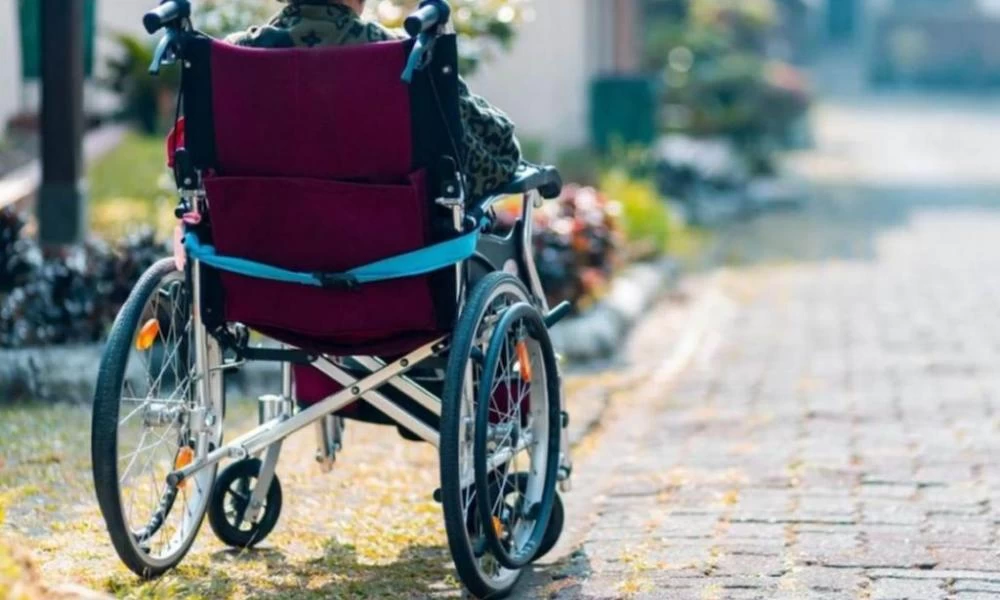Απίστευτη καταγγελία: 15χρονη σε αναπηρικό αμαξίδιο χωρίς επίδομα για μήνες (βίντεο)